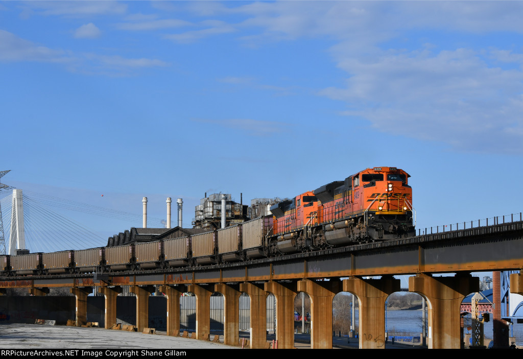 BNSF 8409 Eases into Downtown Saint Louis.
